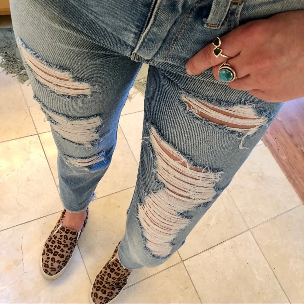HOLLISTER - Ultra High Rise Mom Jean - Picture 6 of 8